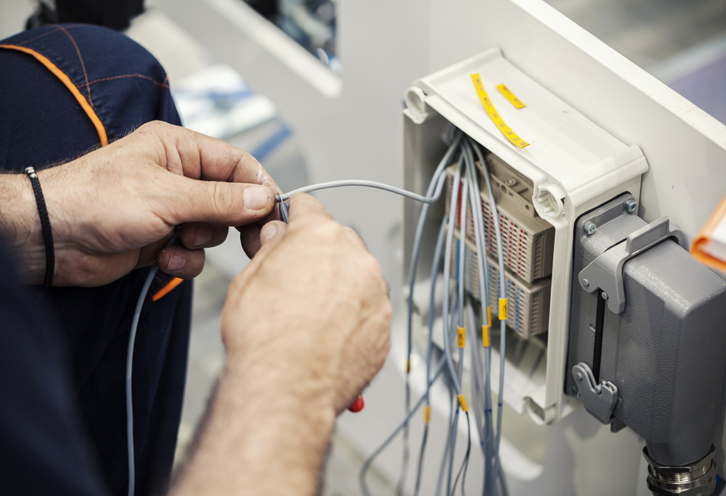 Técnico en unas instalaciones eléctricas