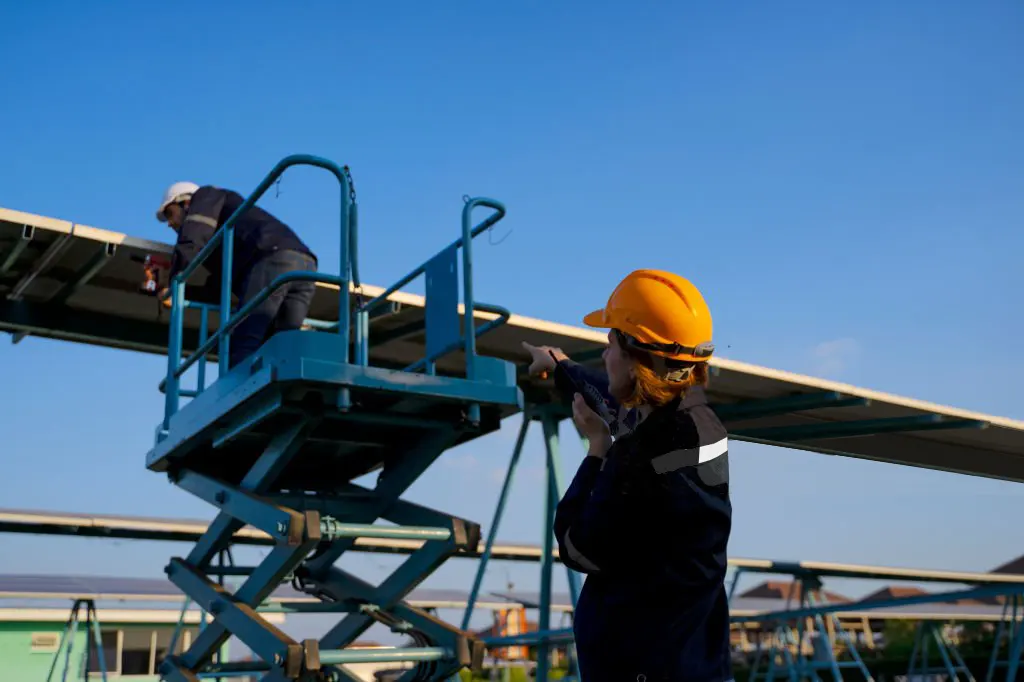 Operarios instalando placas solares en terreno